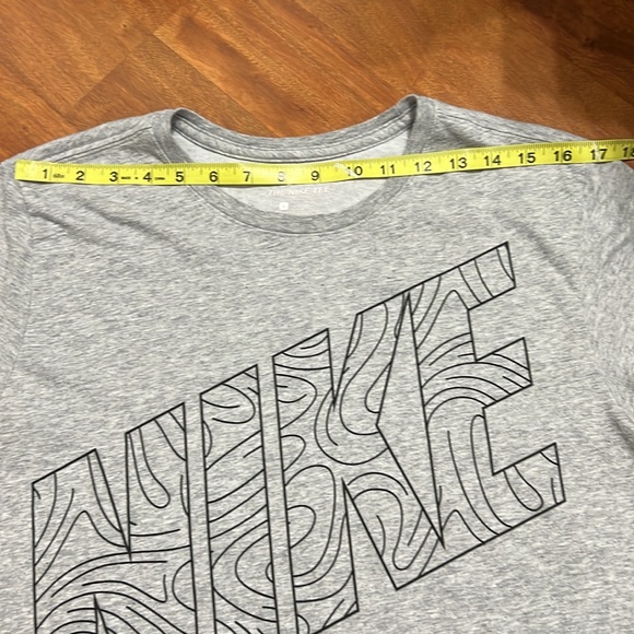 The Nike Tee Dri-Fit Size Large - Picture 7 of 9